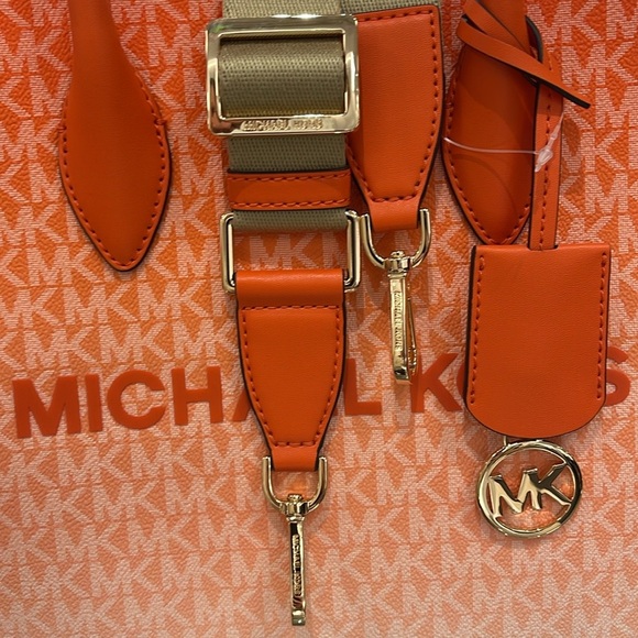 Michael Kors Mirella Medium Ombré Logo Tote Bag
Poppy
NWT - Picture 2 of 16